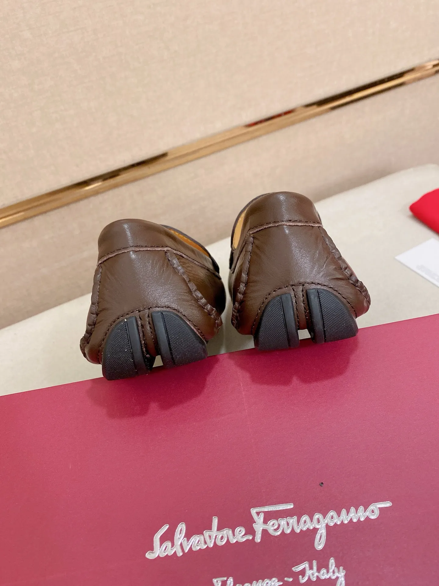 Men's shoes💰: 540💰High-end quality! Ferragamo🆕🆕Exclusive hot-selling products in stock🔥🔥New products on the shelves, high-quality Ferragamo men's pea shoes, high-end casual driving shoes, with complete packaging! 💪 💪 Material: imported first-layer pebbled cowhide 🐂 + imported high-quality water-dyed cowhide lining + wear-resistant outsole 👍🏻👍🏻 Features: high-end and comfortable, purely handmade 🚀 🚀 Create the perfect shoe that suits you best 🔥 🔥 Size: (38-44) 45 standard size can be customized!